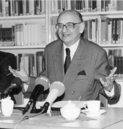 Wladyslav Bartoszewski erz&auml;hlt am 13. Dezember 1996 im Heinrich-Heine-Institut D&uuml;sseldorf: